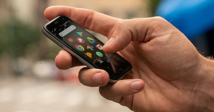 Volete uno smartphone in miniatura? Palm ha uno schermo da 3,3 pollici e costa 349 euro