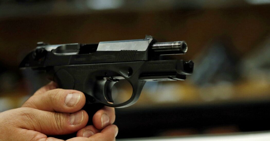 Trova la pistola in casa, bambina di 3 anni spara e uccide la sorella di 4: tragedia in Usa