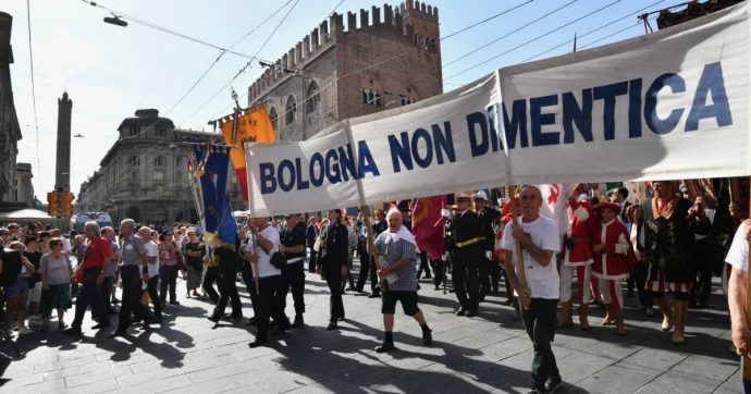 Strage di Bologna, famigliari delle vittime: “Adesso c’è la volontà di arrivare ai mandanti”. Mattarella: “Restano zone d’ombra”