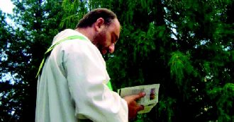 Copertina di “Li drogava e li violentava”. Prete arrestato a Piacenza