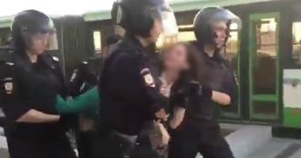 Copertina di Russia, legge la Costituzione davanti ai poliziotti: arrestata la 17enne che contesta Putin