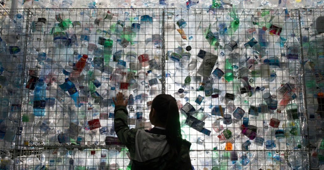 Plastica monouso, ecco la lettera della Commissione Europea contro il decreto del governo Draghi: “La direttiva Ue non prevede alcuna deroga ai prodotti biodegradabili e compostabili”