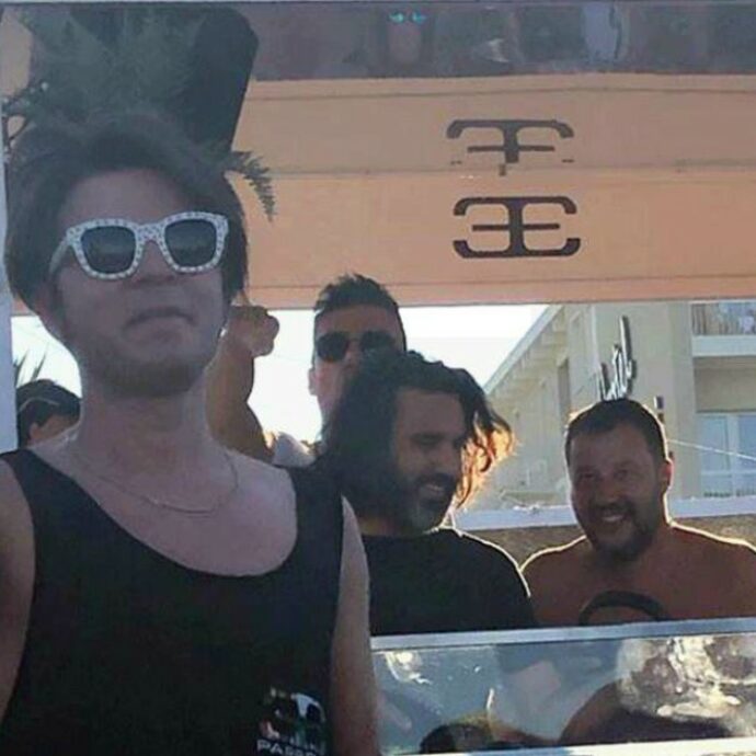 Matteo Salvini sale in consolle a petto nudo al Papeete, tra musica dance, cocktail e Inno di Mameli – VIDEO