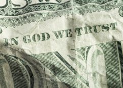 Copertina di ‘In God we trust’, dicono. Ma si tratta del dio invisibile dell’Occidente