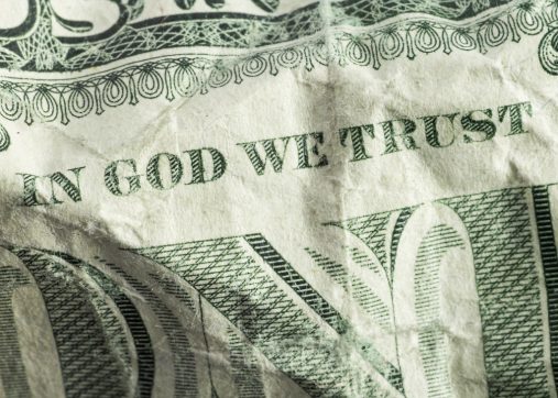 ‘In God we trust’, dicono. Ma si tratta del dio invisibile dell’Occidente