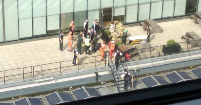 Londra, bimbo precipita dal 10° piano della Tate Modern Gallery: è grave. I testimoni: “E’ stato spinto”. Arrestato un 17enne