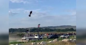 Copertina di Attraversa la Manica sul flyboard: “l’uomo volante” Franky Zapata ce la fa al secondo tentativo. Le immagini