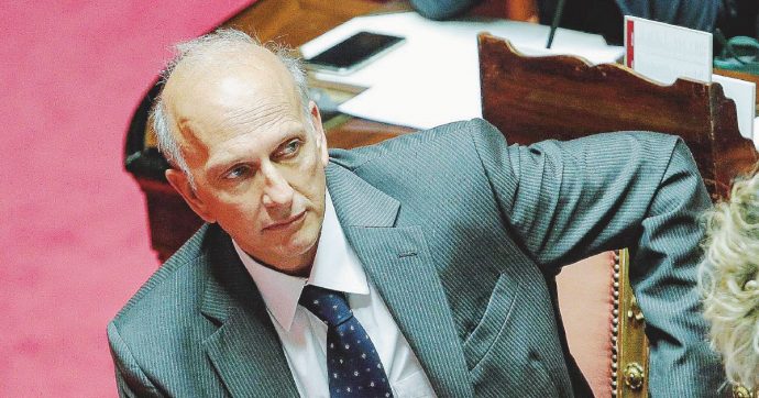 Bussetti fa il decreto preventivo: “Avrò conflitti d’interessi”