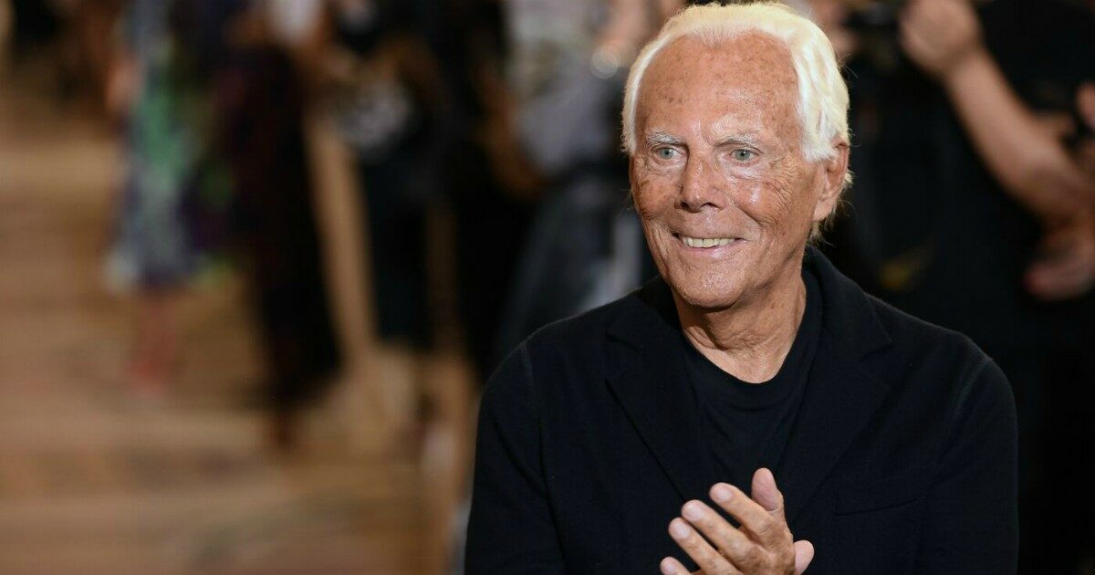 Dai jeans al fondotinta virale: così Giorgio Armani ha conquistato i giovani di ogni generazione
