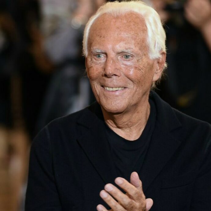 Dai jeans al fondotinta virale: così Giorgio Armani ha conquistato i giovani di ogni generazione