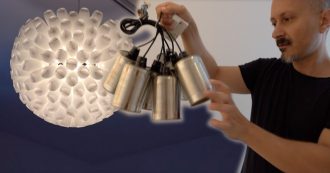 Roma, l’insegnante che trasforma i rifiuti in lampade di design: ‘’Ne farò una casa-galleria’’