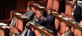 Copertina di Sicurezza bis, governo pone la fiducia: bagarre in Aula. Applausi ironici dal gruppo Pd: “Vergogna”