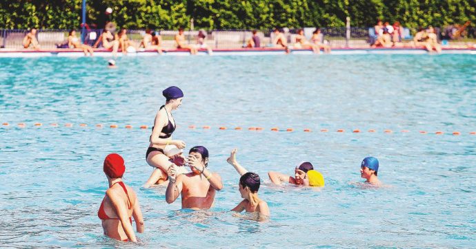 Copertina di In acqua dopo mangiato? Si può. Il rischio: bimbi soli, genitori social