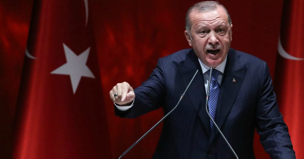 Siria, Erdogan: “Non dichiareremo mai cessate il fuoco”. Telefonata con Putin: “Il presidente turco presto a Mosca”