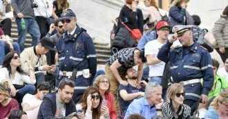 Copertina di Roma, guai a sedersi a Trinità dei Monti: il divieto del 2012 diventa permanente. Multe salate anche per i “lucchetti dell’amore”