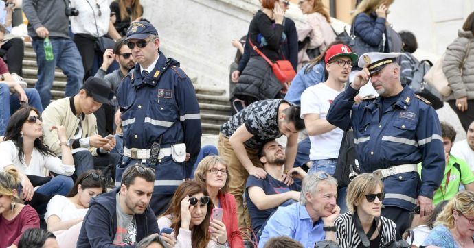Roma, guai a sedersi a Trinità dei Monti: il divieto del 2012 diventa permanente. Multe salate anche per i “lucchetti dell’amore”