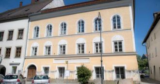 Copertina di Troppi nostalgici del nazismo, l’Austria pronta a ristrutturare la casa natale di Adolf Hitler: “Impediremo i pellegrinaggi qui”
