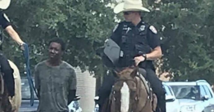 Texas, agenti arrestano afroamericano e lo legano a una corda: la foto diventa virale