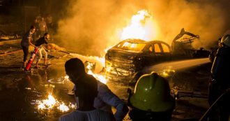 Copertina di Autobomba contromano in strada. Il terrorismo fa altre 20 vittime al Cairo