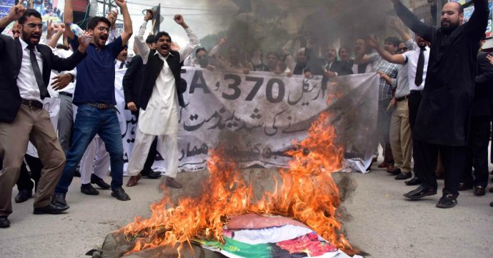 Kashmir, caos e proteste nelle strade: morto un manifestante, centinaia di arresti. Il Pakistan taglia i rapporti con l’India