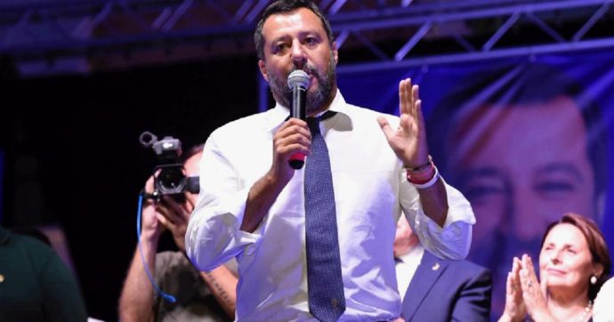 Governo, ipotesi crisi: vertice tra Salvini e Conte di un’ora. Poi va in piazza: “Qualcosa si è rotto, ma no ai rimpastini”