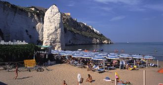 Copertina di Puglia, Consiglio di Stato sospende decisione del Tar: spiagge e lidi tornano plastic free