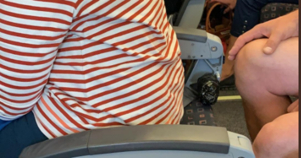 EasyJet, passeggera seduta su un sedile senza schienale a bordo dell’aereo: la foto scatena le polemiche, compagnia chiede di rimuoverla