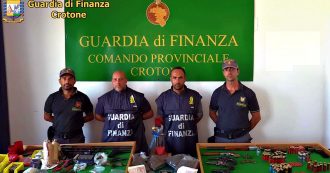 Copertina di Crotone, armi droga e 250 carte di identità in bianco: tre persone arrestate