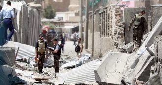 Copertina di Afghanistan, autobomba esplode a Kabul: almeno 14 morti e 145 feriti. Taliban rivendicano: “Risposta ai raid nemici”