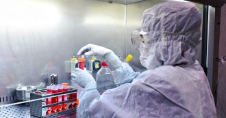 Coronavirus, il tasso mortalità in Italia influenzato dalla resistenza agli antibiotici? Galli: “No, decessi avvengono per polmonite”
