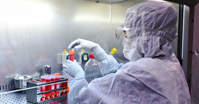 Coronavirus, lo studio italiano: “Epidemia iniziata tra ottobre e novembre. Poi ogni contagiato ha prodotto altri 2,6 casi”