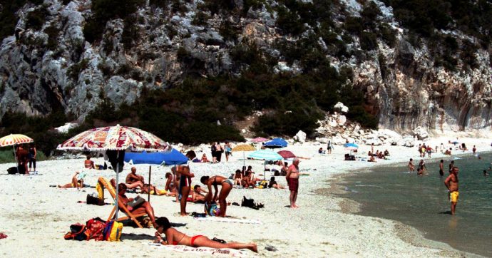 La Maddalena, 470 turisti sono bloccati in un resort dopo la scoperta di un caso di Covid. In due hanno tentato la fuga verso l’aeroporto