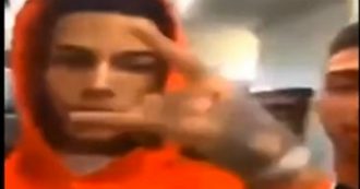 Copertina di Corinaldo, in un video Sfera Ebbasta con uno dei ragazzi della “banda dello spray” arrestati. Il trapper: “Pezzi di m***, mi fa schifo”