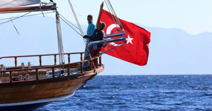 Copertina di A Bodrum noi stranieri accolti da un burqa