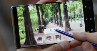 Copertina di Galaxy Note 10 è il nuovo smartphone Samsung che si trasforma in un taccuino, c’è anche la versione 5G