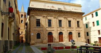 Copertina di Alghero, cadde dalle scale del Teatro Civico e morì: due a processo. Il marito della vittima: “Responsabile è anche il Comune”