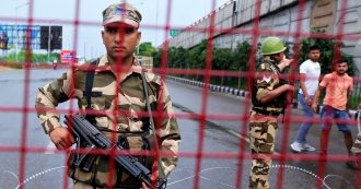 Copertina di Kashmir, oltre 500 manifestanti arrestati. Pakistan sospende rapporti diplomatici e il servizio ferroviario. India: “Affare interno”