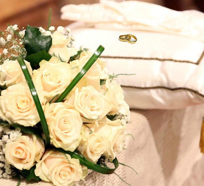 Wedding planner denunciata per il matrimonio da incubo: “Cibo scotto, tovaglie sporche e la torta nuziale era di plastica”