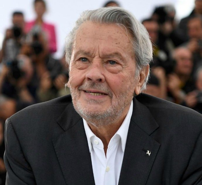 È morto Alain Delon, addio all’attore simbolo del cinema francese: aveva 88 anni