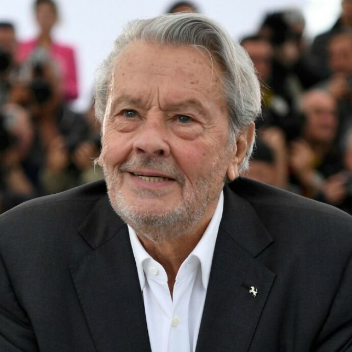 È morto Alain Delon, addio all’attore simbolo del cinema francese: aveva 88 anni