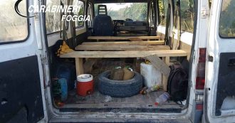 Caporalato, un anno dopo strage nel Foggiano: i braccianti viaggiano ancora su furgoni-killer. Le foto delle decine di sequestri dei carabinieri