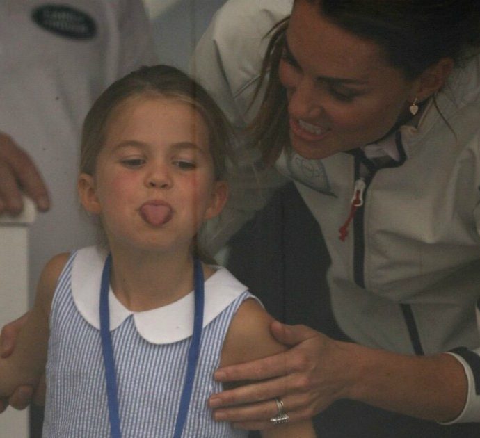 “Charlotte, saluta” ma lei fa la linguaccia: il gesto della figlia di William e Kate ai giornalisti