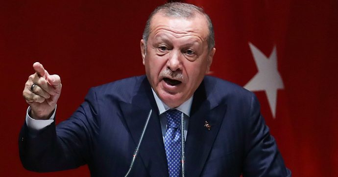 Migranti, Erdogan avverte l’Ue: ‘Safe zone in Siria o apro le porte ai rifugiati verso l’Europa’. Ma la partita è anche economica