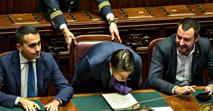 Crisi, la Lega deposita la mozione sfiducia a Conte. Salvini: “Toni simili tra Di Maio e Pd”. M5s: “Falso. Inventane un’altra, giullare”
