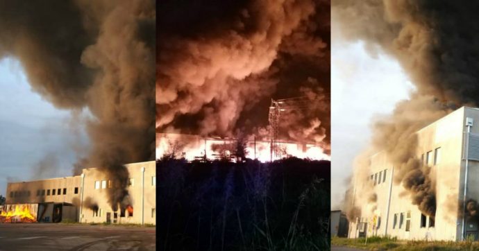 Faenza, incendio in un magazzino: “tonnellate in fiamme, tra cui olio alimentare e plastica”. Il sindaco: “Restate in casa e chiudete finestre”