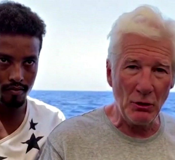 Migranti, l’appello di Richard Gere a bordo della Open Arms: “Se non fosse per l’ong queste persone sarebbero morte. Supportatela”