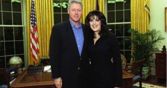Copertina di Monica Lewinsky, lo scandalo Clinton diventa una serie: come vive una donna considerata la “sgualdrina d’America”