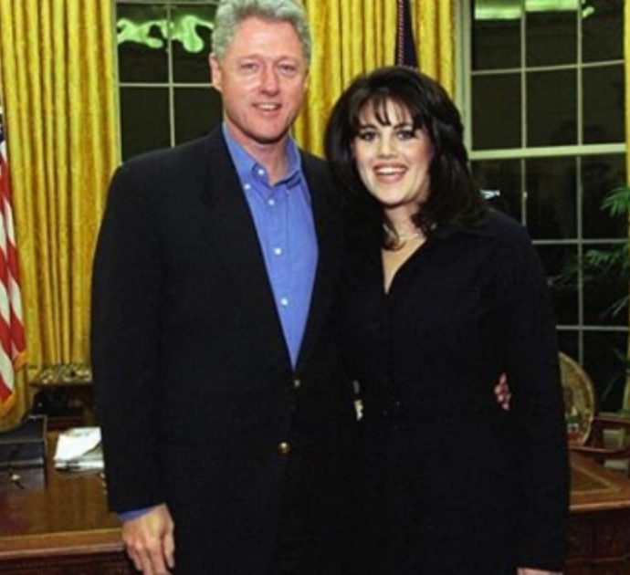 Monica Lewinsky, lo scandalo Clinton diventa una serie: come vive una donna considerata la “sgualdrina d’America”