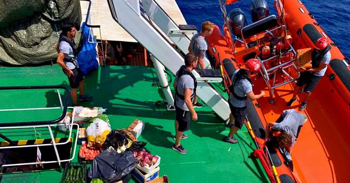 Migranti, Open Arms salva altre 39 persone. A bordo da 9 giorni ci sono già 121 naufraghi. Viminale: “Divieto d’ingresso a Ocean Viking”