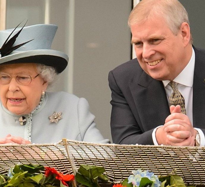 Principe Andrea, il figlio della regina Elisabetta immortalato mentre esce da casa di Epstein: il video che imbarazza Buckingham Palace